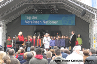 Incoming mayor Juergen Nimptsch (pictured right) together with Dr. Flavia Pansieri (pictured center), UNV Director and current Head of UN Agencies in Bonn, on the UN Day stage in front of the old town hall