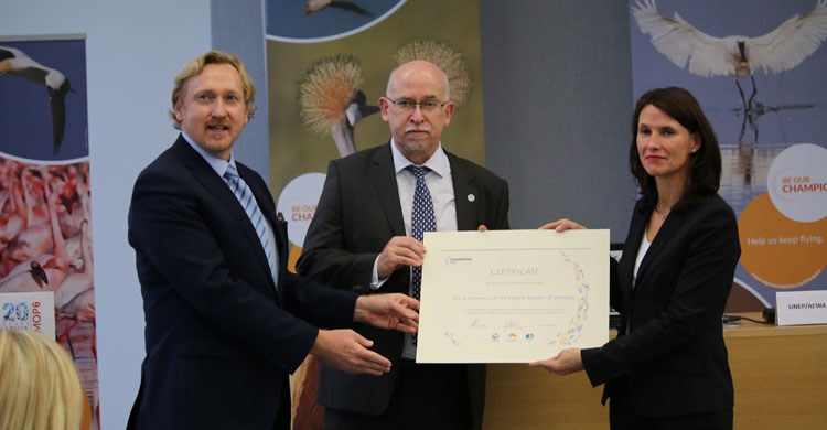 The Government of Germany receives the Migratory Species Champions Award © IISD