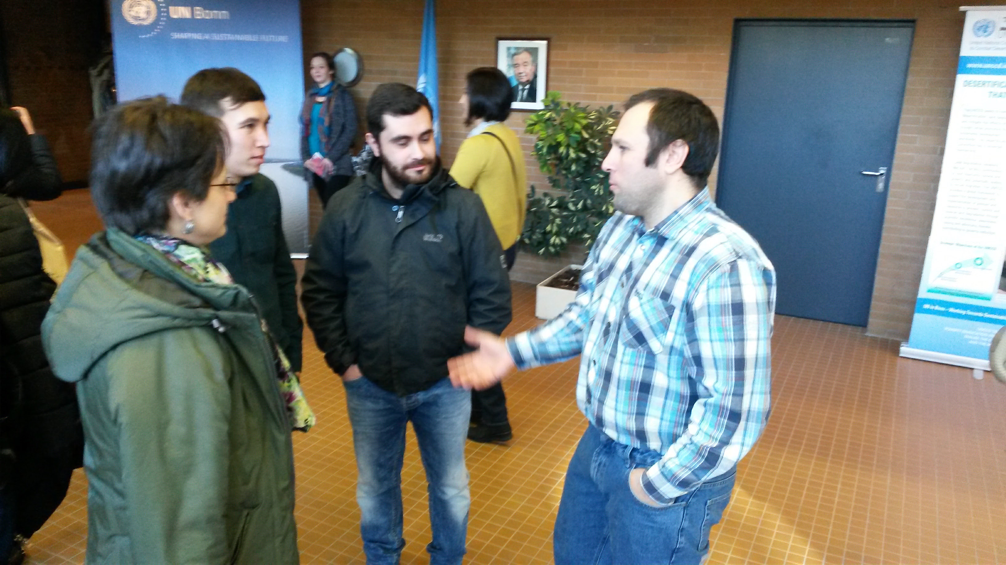 Suren Gazaryan (UNEP/EUROBATS) dicussing with Klaus Töpfer Fellowship Scholars © Florian Keil - UNEP/AEWA