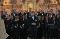Spiritual Director M. Schenk with choir  © Francisco Rilla Manta