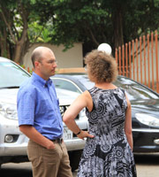 Angus Middleton (FACE) and Nicola Crockford (RSPB/BirdLife) talking during a coffee break (Photo: © Marie-Therese Kämper (UNEP/AEWA)