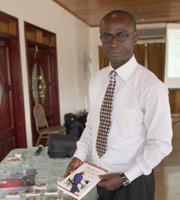Erasmus Henaku Owusu (University of Ghana) presenting the book "Birds of Ghana" (Photo: © Marie-Therese Kämper (UNEP/AEWA)  