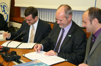 Signing ceremony of the Cooperation Agreement between RWE Rhein-Ruhr Netzservice and AEWA © F. Rilla/CMS
