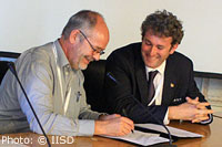 Mr. Bert Lenten, Officer in charge of the UNEP/CMS Secretariat on behalf of the UNEP/AEWA Secretariat and Mr. Tom Barry, Executive Secretary of the Secretariat of the CAFF signing the MoC between CAFF and AEWA