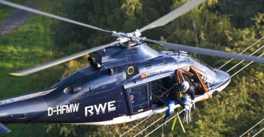 Installation of bird flight diverters by helicopter on a high voltage power line in Germany © RWE Netzservice 
