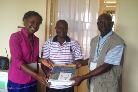Abdoulaye Ndiaye et Evelyn Moloko offrent à M. Epiengome Walter, Directeur adjoint de l’Ecole nationale camerounaise des Eaux et Forêts de Mbalmayo, le Kit de formation Voie de migration du WOW et l’outil de l’ONFCS sur l’identification et le dénombrement des oiseaux d’eau.