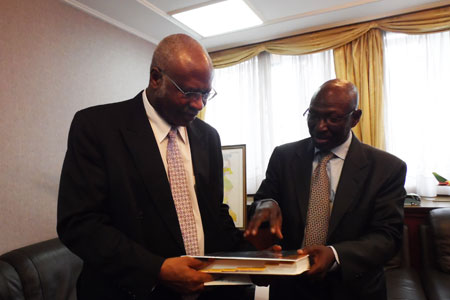 Abdoulaye Ndiaye offre au Premier Ministre du Cameroun, Son Excellence Philémon Yang, le Kit de formation Voie de migration et l’outil de l’ONFCS sur l’identification et le dénombrement des oiseaux d’eau.